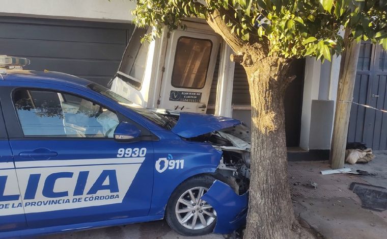 FOTO: Fuerte choque entre un auto y un móvil policial. (Fernando Barrionuevo/Cadena 3)