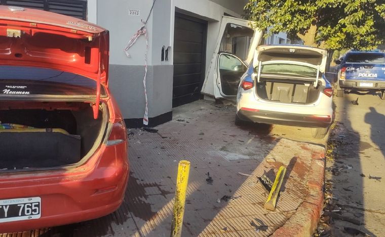 FOTO: Fuerte choque entre un auto y un móvil policial. (Fernando Barrionuevo/Cadena 3)