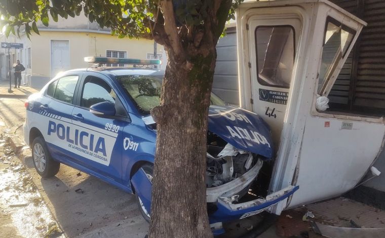 FOTO: Fuerte choque entre un auto y un móvil policial. (Fernando Barrionuevo/Cadena 3)