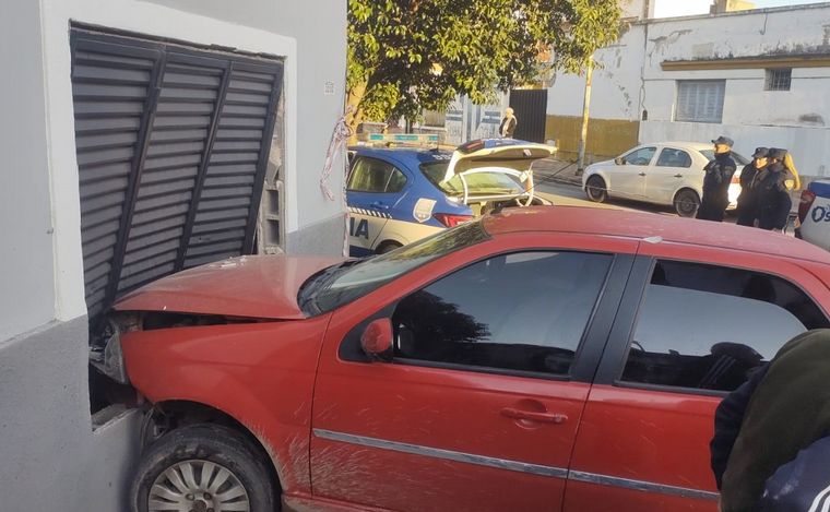 FOTO: Fuerte choque entre un auto y un móvil policial. (Fernando Barrionuevo/Cadena 3)