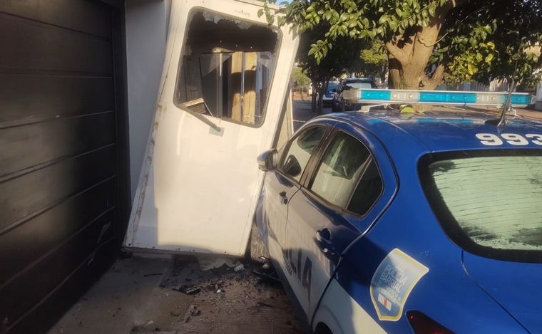 FOTO: Fuerte choque entre un auto y un móvil policial. (Fernando Barrionuevo/Cadena 3)