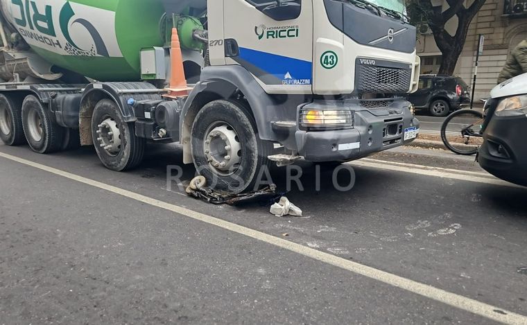 FOTO: La impactante imagen de la silla de ruedas debajo del camión.