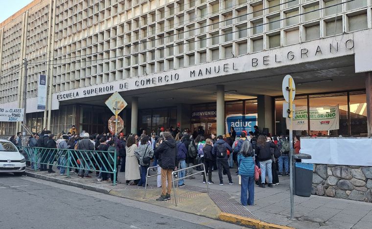 FOTO: Sin clases en el Colegio Universitario Manuel Belgrano. (Federico Borello/Cadena 3)