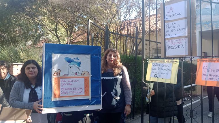 FOTO: Suspendieron las clases por robos en la escuela Roma. 