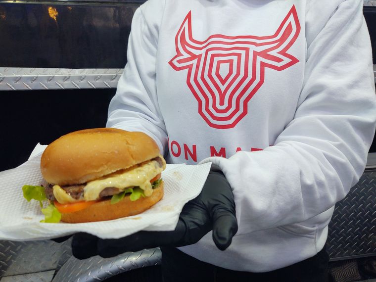 FOTO: Una hamburguesa con carne de búfalo: la más pedida de la Rural