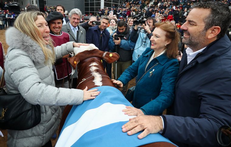 FOTO: "Las más Bonitas", La canciller se confesó hincha del Braford.