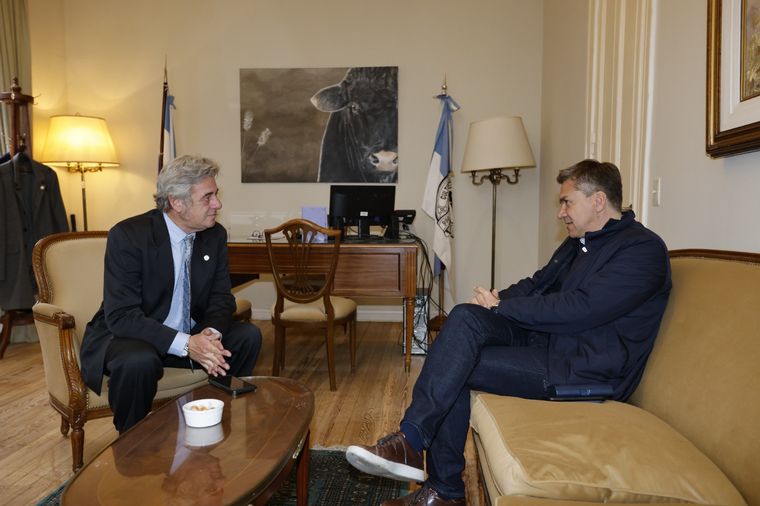 FOTO: Mano a mano. Nicolás Pino con el gobernador Zdero.