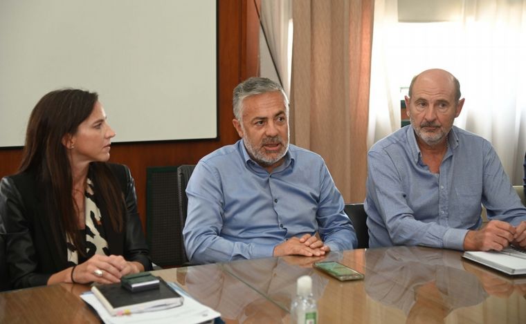 FOTO: El gobernador Alfredo Cornejo con los ministros Mercedes Rus y Rodolfo Vargas Arizu.