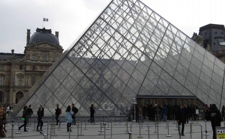 FOTO: Turistas en el Museo del Louvre en la previa de los Juegos Olímpicos de París.