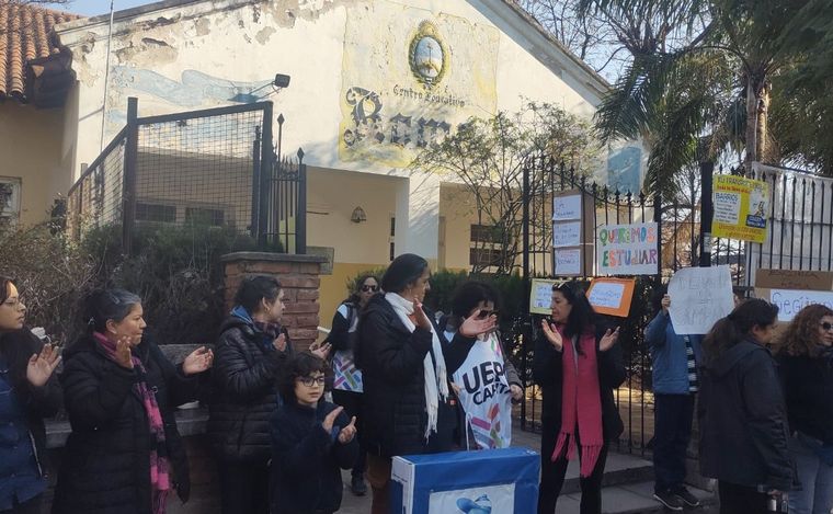 FOTO: Abrazo solidario a la Escuela Roma. (Foto: Fernando Barrionuevo/Cadena 3)