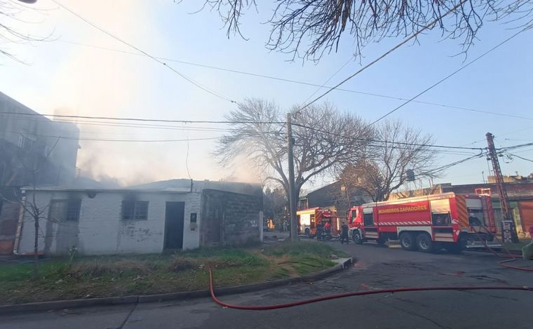 FOTO: Intenso humo tras incendio de proporciones en la zona oeste de Rosario.