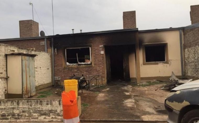 FOTO: Rosario: una familia perdió todo en el incendio de su hogar y pide colaboración.