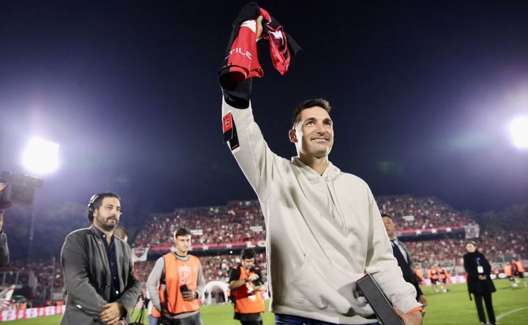 FOTO: Scaloni, homenajeado en el Coloso del Parque: 