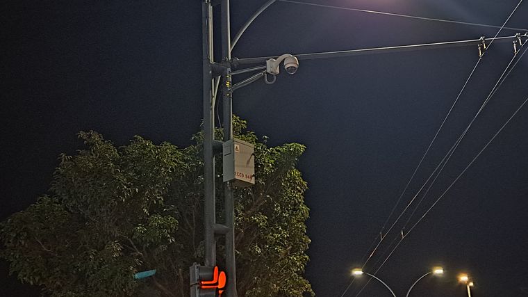 FOTO: Detienen a tres menores que estaban robando cables de un domo policial