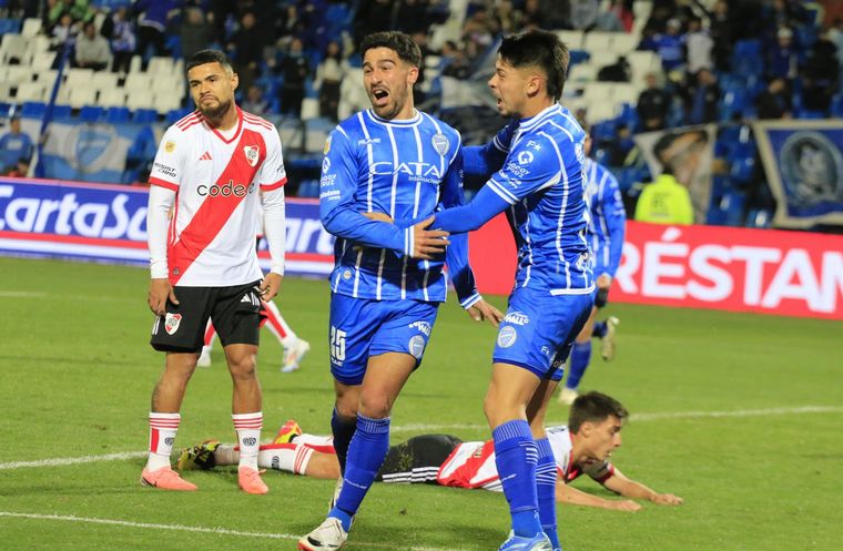 FOTO: Vicente Poggi celebra uno de los goles de Godoy Cruz (Foto: @ClubGodoyCruz)