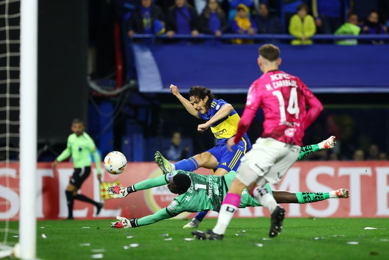 FOTO: El delantero uruguayo, Edinson Cavani, hizo el único gol del partido.  