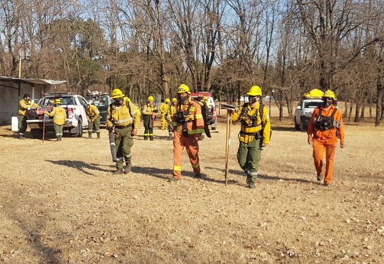 FOTO: Los bomberos intentan extinguir las llamas en La Calera (Foto: archivo/ilustrativa).