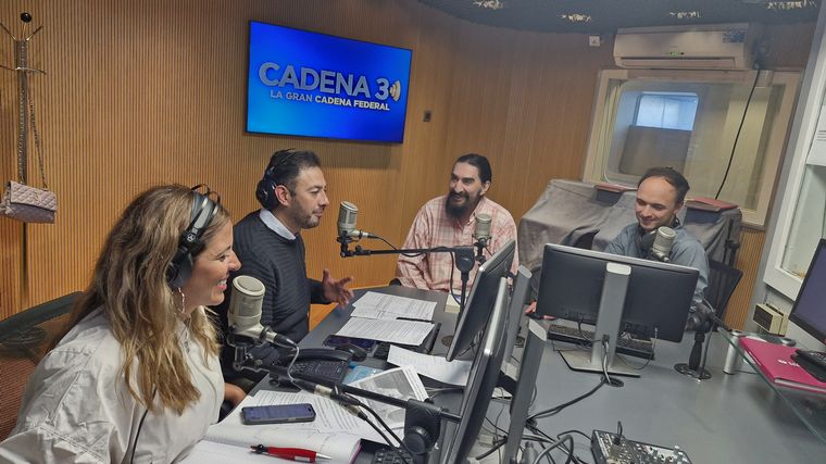 FOTO: Hugo Varela visitó los estudios y adelantó “Sordos ruidos” con momentos de humor