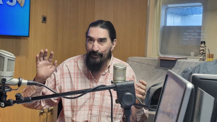 FOTO: Hugo Varela visitó los estudios y adelantó “Sordos ruidos” con momentos de humor