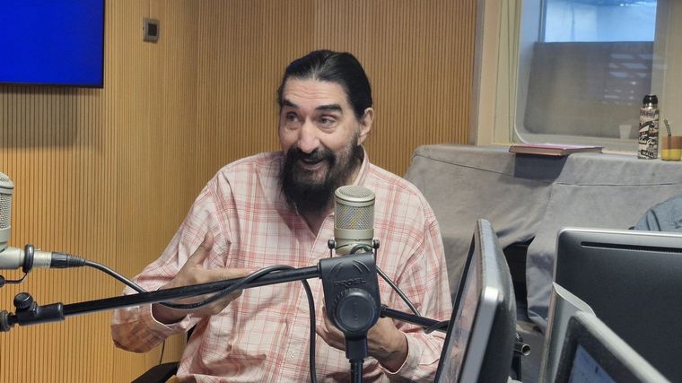 FOTO: Hugo Varela visitó los estudios y adelantó “Sordos ruidos” con momentos de humor