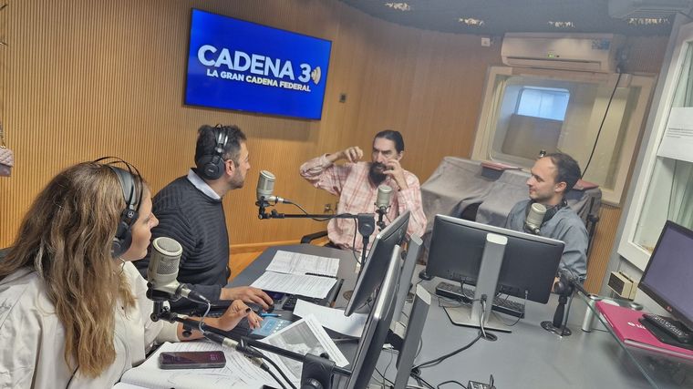 FOTO: Hugo Varela visitó los estudios y adelantó “Sordos ruidos” con momentos de humor