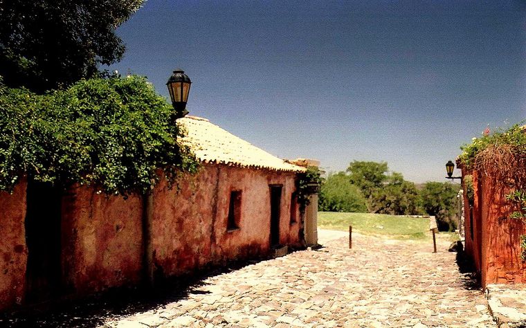 FOTO: Colonia del Sacramento invita a reflexionar sobre la vejez y la belleza.