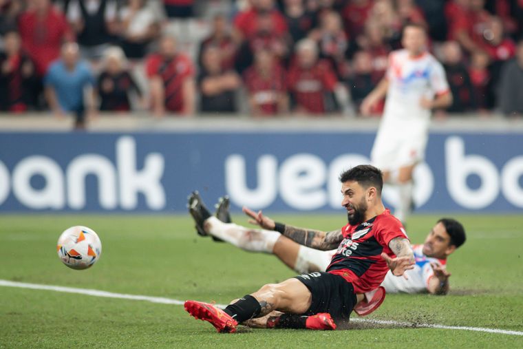 FOTO: Paranaense le ganó a Cerro Porteño y será rival de Belgrano: Zapelli, expulsado