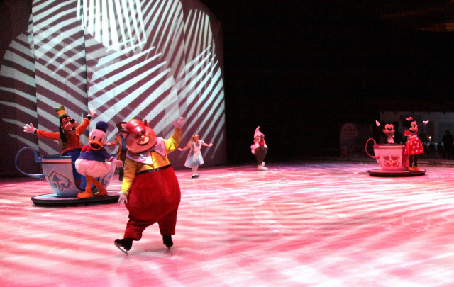 FOTO: Los personajes de Dinsey se lucen sobre la pista de patinaje sobre hielo.