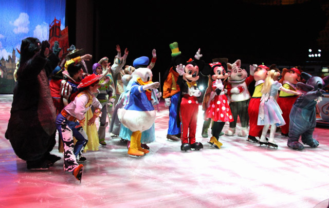 FOTO: Los personajes de Dinsey se lucen sobre la pista de patinaje sobre hielo.