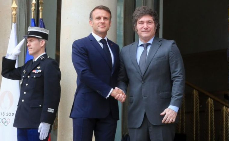 FOTO: Milei recibido por Macron (Foto: @OPRArgentina)