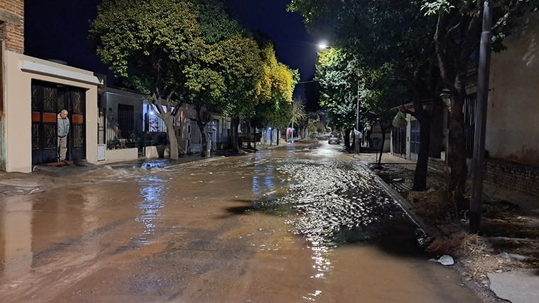 FOTO: Caño roto en barrio Yofre