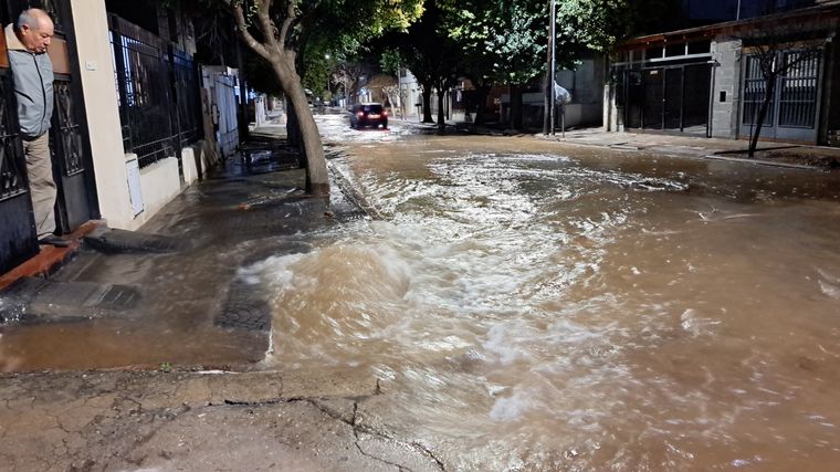 FOTO: Caño roto en barrio Yofre