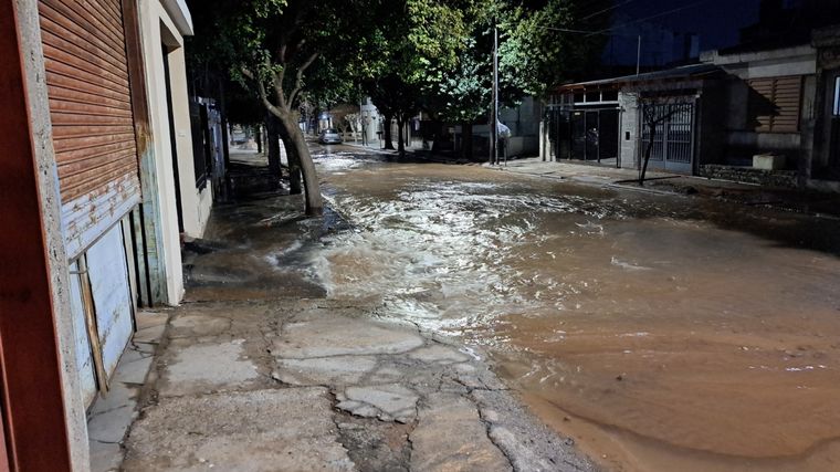 FOTO: Caño roto en barrio Yofre