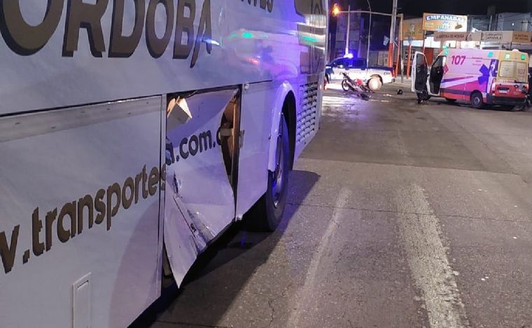 FOTO: Está grave un motociclista tras un choque contra un colectivo. (Foto: Policía Cba.)