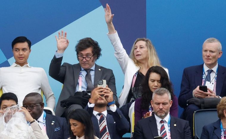 FOTO: Javier y Karina Milei en la ceremonia de apertura de los JJ.OO. (Foto: @infobae).