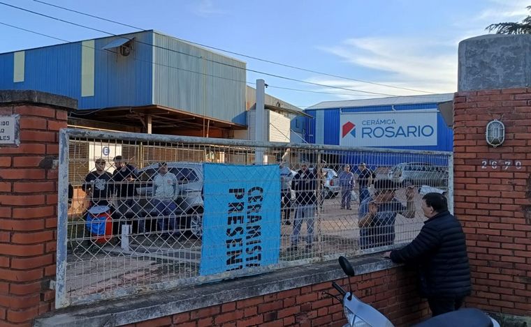 FOTO: Medida de fuerza de trabajadores paraliza la planta de Cerámica Rosario.