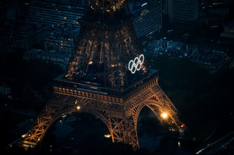 FOTO: La Torre Eiffel de gala para recibir los Juegos Olímpicos 2024. Foto: @Olympics