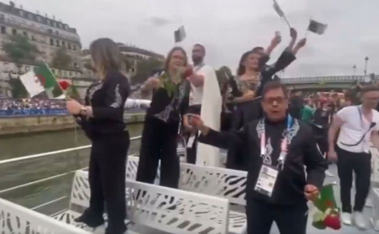 FOTO: La delegación argelina lanzó flores al Sena. (Foto:Captura)