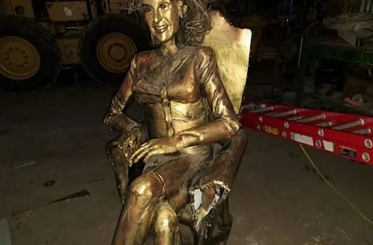 FOTO: Vandalizaron la escultura de Mirtha Legrand en su ciudad natal