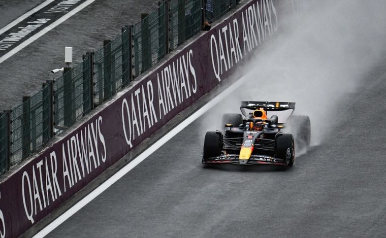 FOTO: Con la pista mojada, en la práctica final, Verstappen fue el más rápido en Bélgica