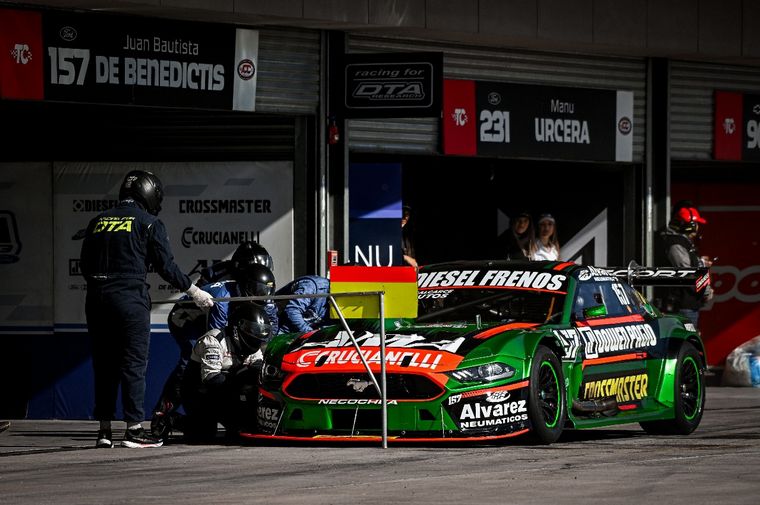 FOTO: De Benedictis y Mustang adelante en el primer entrenamiento