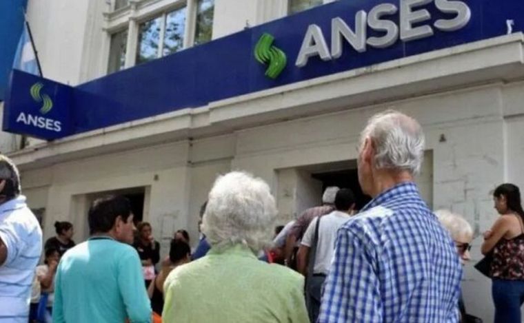 FOTO: (Archivo) Jubilados frente a Anses. 