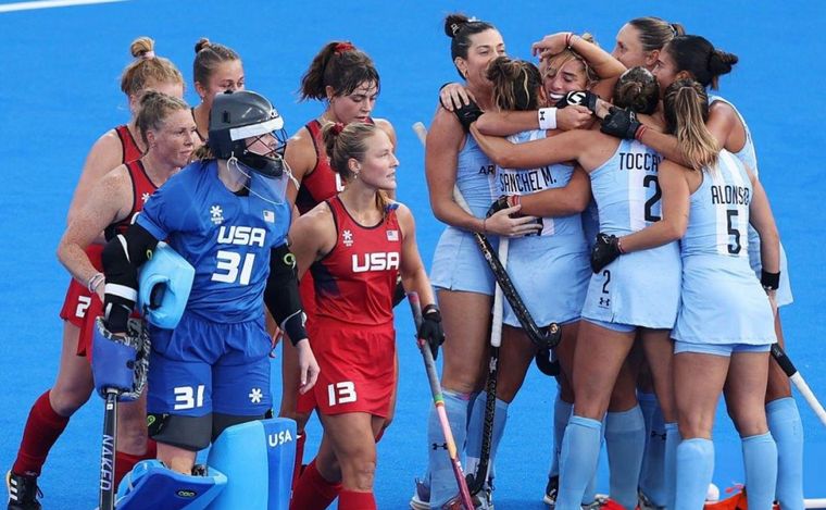 FOTO: Las Leonas vencieron a Estados Unidos en el debut. (Foto:X)