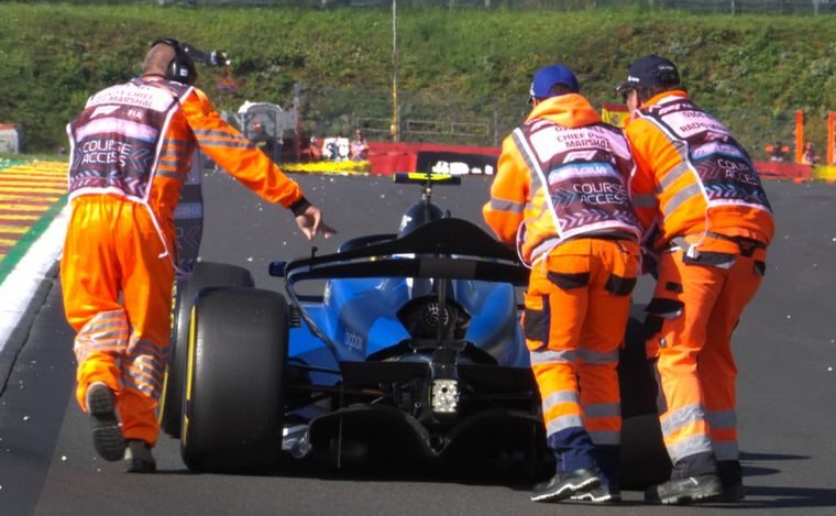 FOTO: Los oficiales de pista retiran el coche de Colapinto detenido en Spa