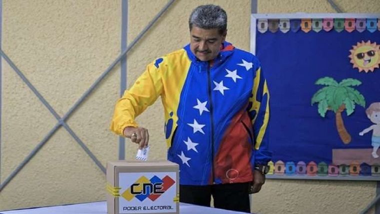 FOTO: Nicolás Maduro emitió su voto en Caracas.