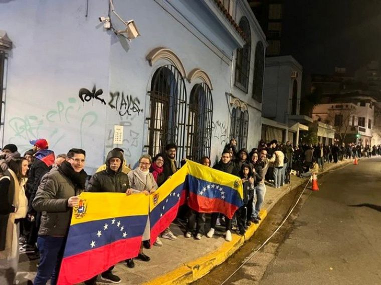 FOTO: Venezolanos hicieron una vigila para votar en la embajada en Buenos Aires.