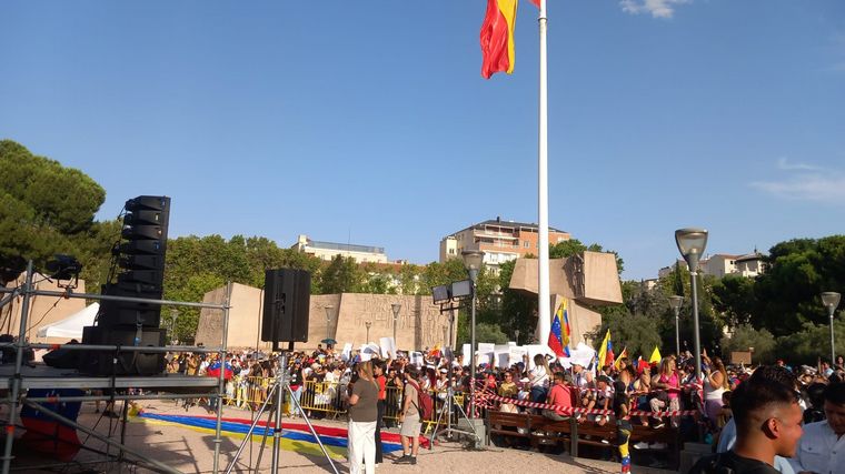 FOTO: Comenzaron los festejos de venezolanos en España por los resultados preliminares