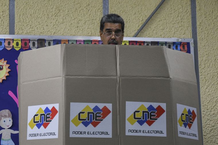 FOTO: Nicolás Maduro, al momento de emitir su voto. 