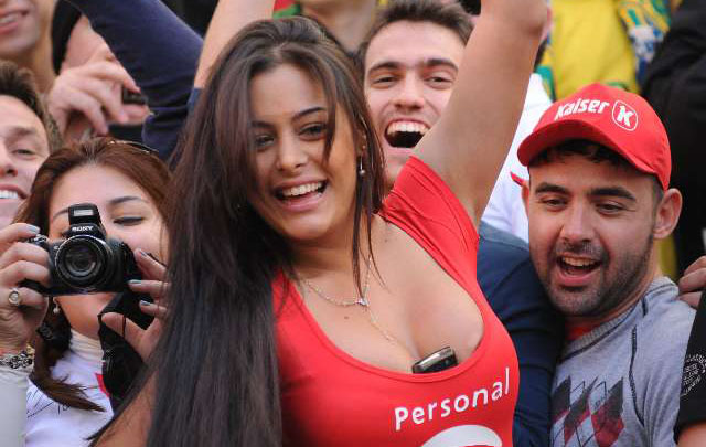 FOTO: Larisa Riquelme siempre presente