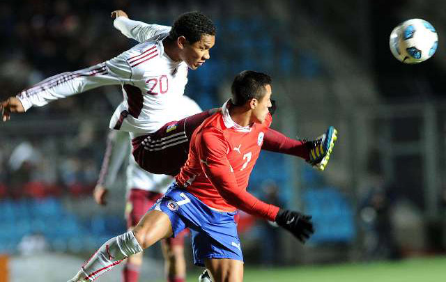 FOTO: Oswaldo Vizcarrondo festeja su golazo los compañeros de la ''Vinotinto''.